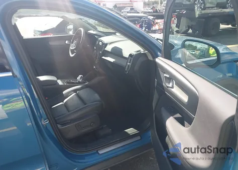 2024 Volvo Xc40 B5 Plus Bright Theme z USA, uszkodzony, nr VIN YV4L12UEXR2232406